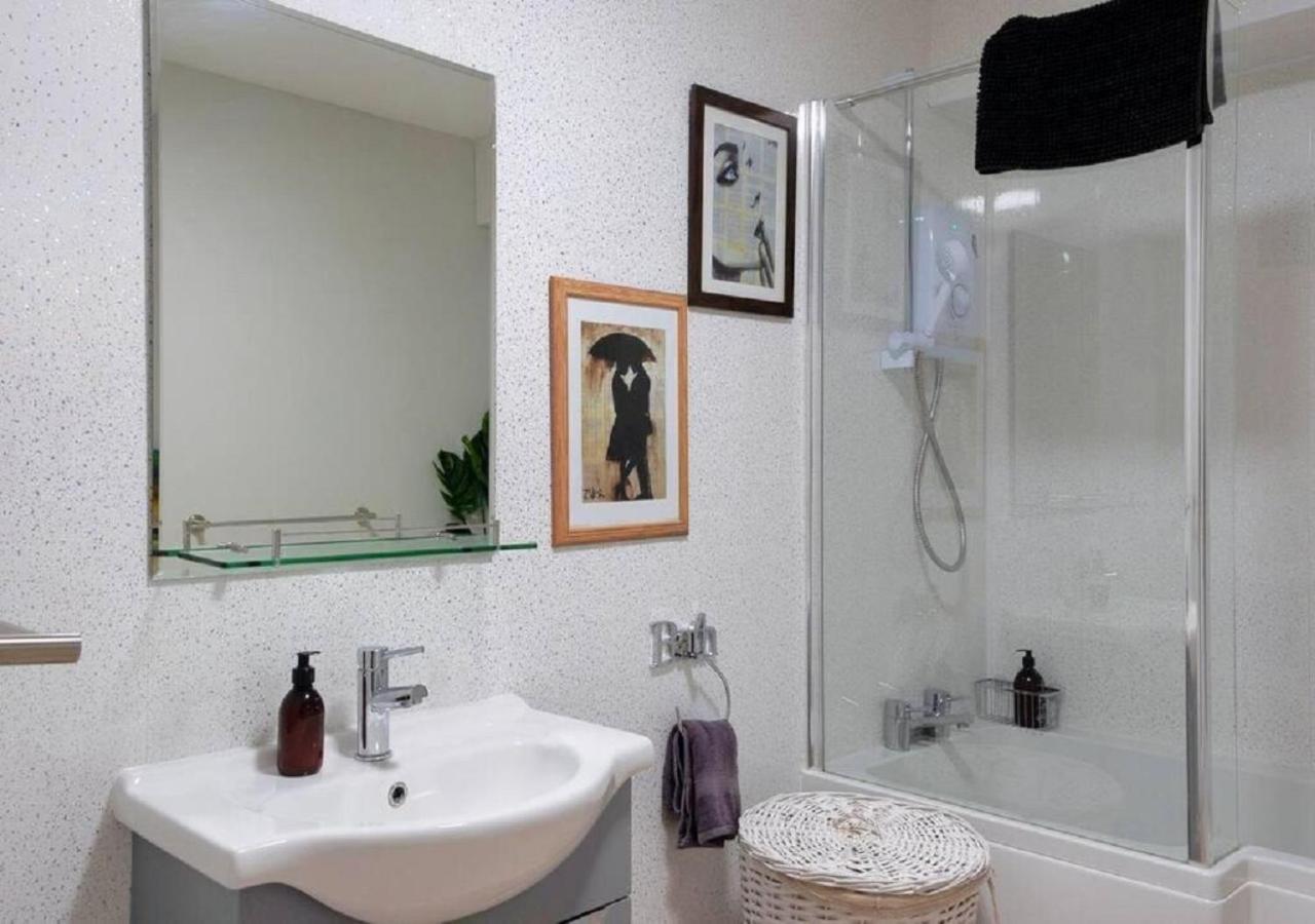 Pelican-Stylish 2-Bed Apartment Close To Beach & Town Scarborough Buitenkant foto
