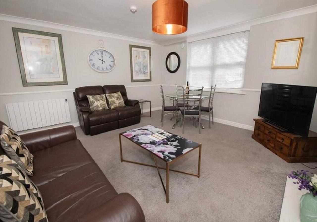 Pelican-Stylish 2-Bed Apartment Close To Beach & Town Scarborough Buitenkant foto